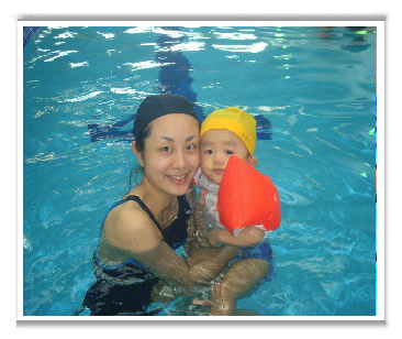暑期游泳班(7月-8月) - 0-1歲初生BB可參加親子PlayGroup，有助更早發展他們的協調性和平衡能力